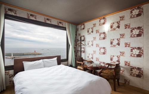 Krevet ili kreveti u jedinici u objektu Benikea Hotel Mountain & Ocean Sokcho