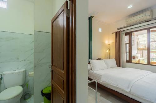 Kylpyhuone majoituspaikassa Omah Gerjen 29 by Bukit Vista