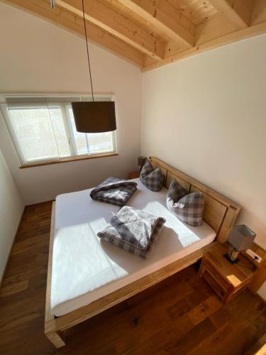1 dormitorio con 1 cama blanca grande con almohadas en Haus Anton lebt, en Pettneu am Arlberg