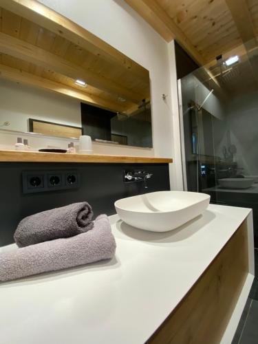 baño con encimera blanca con fregadero en Haus Anton lebt, en Pettneu am Arlberg
