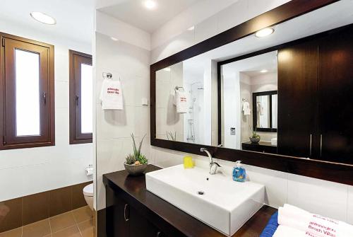 ゲンナジーにあるDionysisのバスルーム(白い洗面台、鏡付)