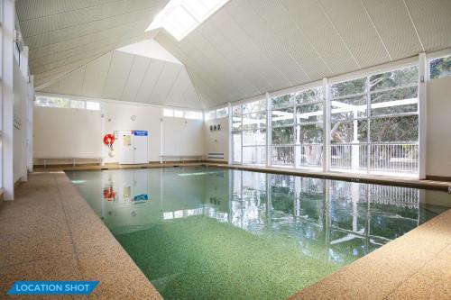 The swimming pool at or near Calming Waters - Pet Friendly - 3 Min Walk to Beach