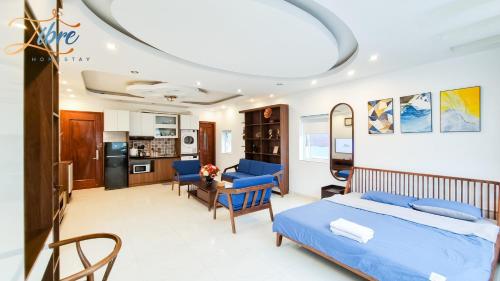 Libré Homestay Đào Tấn في هانوي: غرفة نوم بسرير ازرق ومطبخ