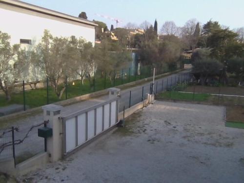 een uitzicht op een straat met een wit hek bij Appartement de vacances au 1er étage 45m2 in Antibes