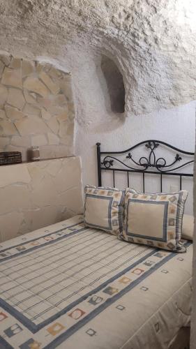 Casas del CerroにあるCasas El Tejarのベッド1台(枕2つ付)