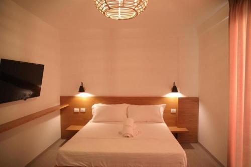 Un dormitorio con una cama con una almohada blanca. en Serenity In en Lezhë
