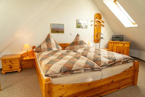 1 dormitorio con cama de madera en el ático en Haus Nordstrand Vereinsalle 21WHG 2 6, en Büsum