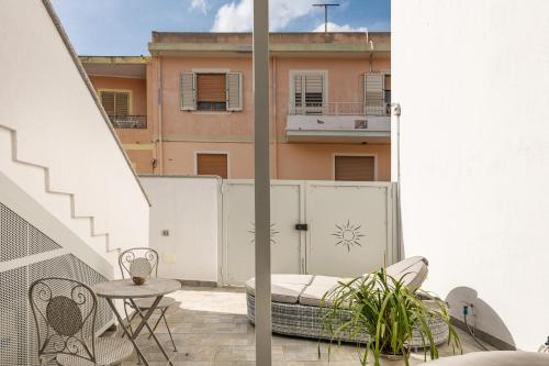 a balcony with a table and chairs on a building at La casa dei naviganti in Villasimius