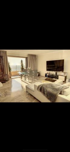 un salon avec un canapé et une table dans l'établissement T4 HAUT DE GAMME ROUTE DES SANGUINAIRES, à Ajaccio