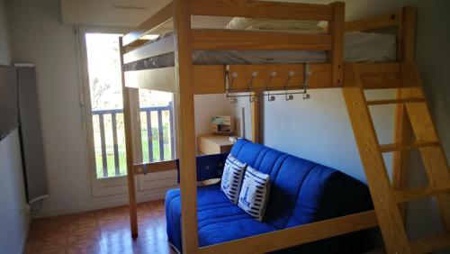 un salon avec un lit superposé et un canapé dans l'établissement Charmant 2 pièces à 5 mn à pied de la mer, à Cabourg