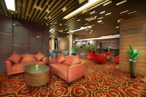Χώρος καθιστικού στο Aston Madiun Hotel & Conference Center