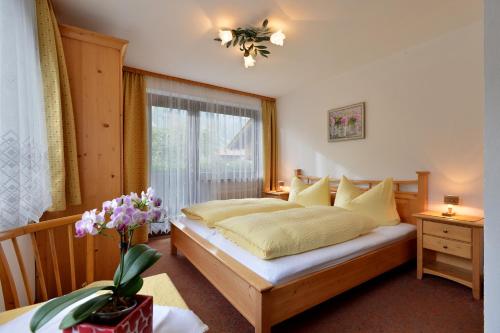 1 dormitorio con cama y ventana en Haus Traudl, en Mayrhofen