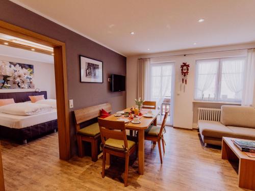 Una cama o camas en una habitación de Schiebenrothenhof
