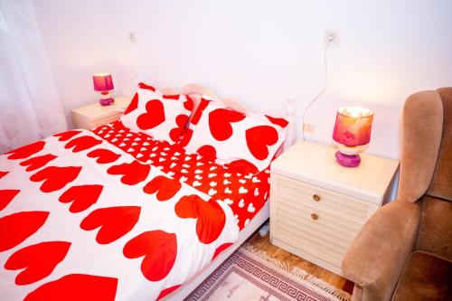 a bedroom with a bed with a red and white comforter at Agréable chambre sur liège avc parking et wifi gratuit in Liège