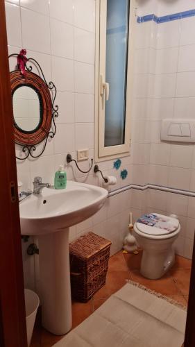 łazienka z umywalką i toaletą w obiekcie Villa Gabriella w mieście Campomarino