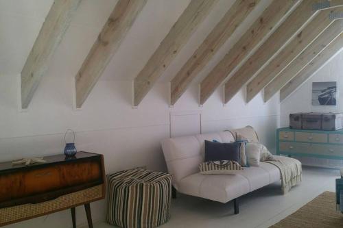 uma sala de estar com um sofá e um piano em Huis Maria in Golden Mile em Stompneusbaai