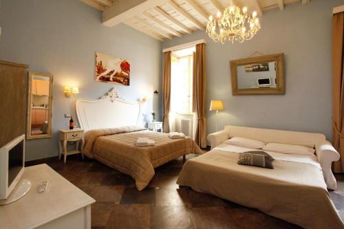 - une chambre avec 2 lits et un lustre dans l'établissement Casa De Fiori Apartments, à Rome