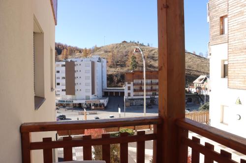 une vue d'une ville depuis un balcon dans l'établissement Residence VAL DAZUR VALBERG 2 PIECES, à Valberg