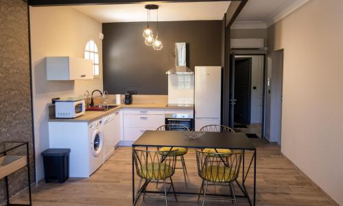une cuisine avec une table, des chaises et un réfrigérateur dans l'établissement 