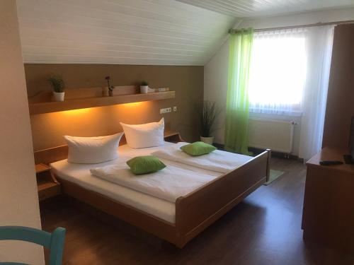 Un pat sau paturi într-o cameră la Self-check-in Ferienwohnungen & Apartments am Bergsee