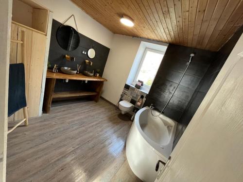 ein Badezimmer mit einer weißen Badewanne und einem Waschbecken in der Unterkunft magnifique appartement cosy et familial in Valdeblore