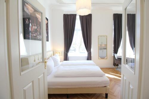 a bedroom with two beds and a mirror at Zu Besuch im Palast - Perfekte Lage in Dresden