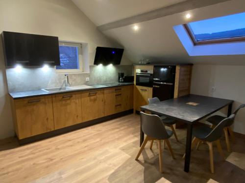 Dapur atau dapur kecil di Les 4 flocons à 100m lac et du centre ville , wifi, parking, sauna