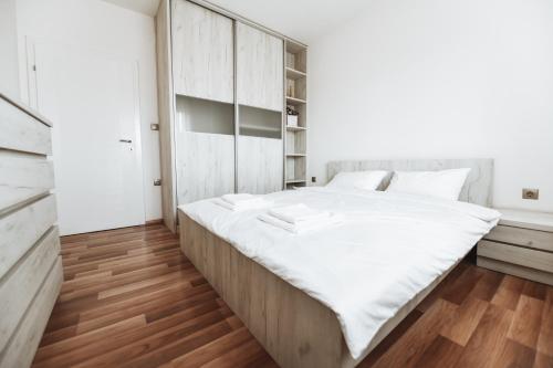 En eller flere senger på et rom på Exclusive 7- New Modern Cozy Apartment