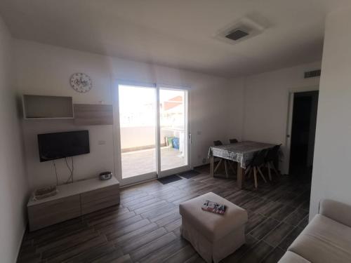 Televízia a/alebo spoločenská miestnosť v ubytovaní Casa mare Alghero via Edison