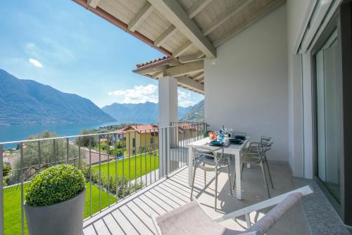 balcón con mesa, sillas y vistas en Sant' Agata Bellavista, en Ossuccio