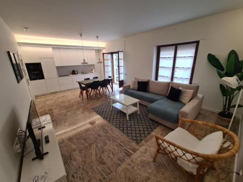 a living room with a couch and a table at Dos Torres Exclusivos en Calle Alfonso I in Zaragoza