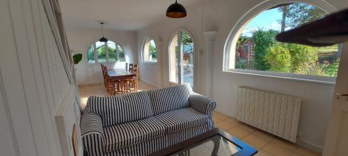 Photo de la galerie de l'établissement Gîte à la ferme avec piscine, à Urgosse