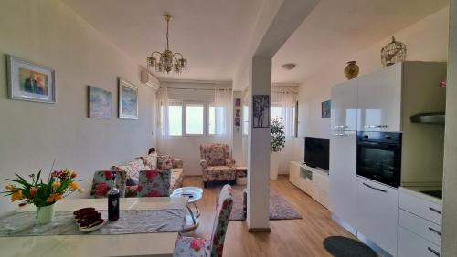 Kuchyňa alebo kuchynka v ubytovaní Apartment Lada