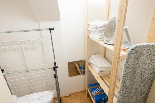 a room with a ladder and a shelf with towels at Cozy Kunsthaus GRAZ in Graz