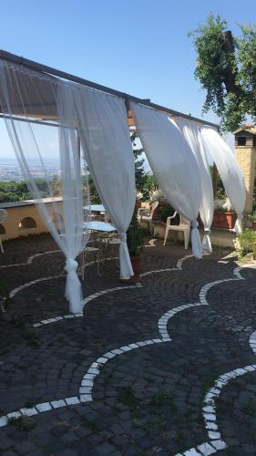 a patio with a table and a white canopy at “Casa Amélie” in Grottaferrata
