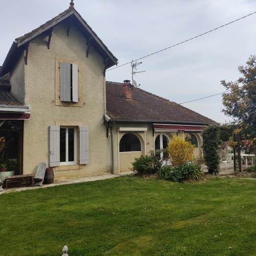 Photo de la galerie de l'établissement Gîte à la ferme avec piscine, à Urgosse
