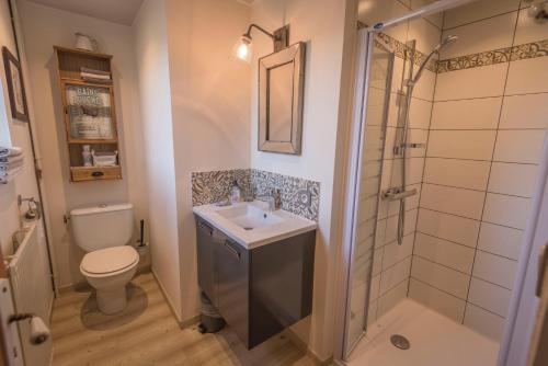 Ένα μπάνιο στο Chambres d'Hotes Ti Ar Yer