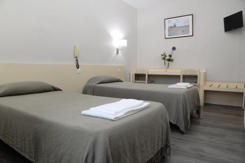 Postel nebo postele na pokoji v ubytování Hôtel Acropolis - Lourdes