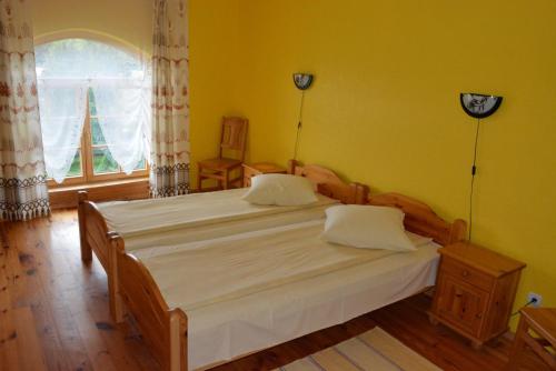 En eller flere senge i et værelse på Viesu nams Pūpoli