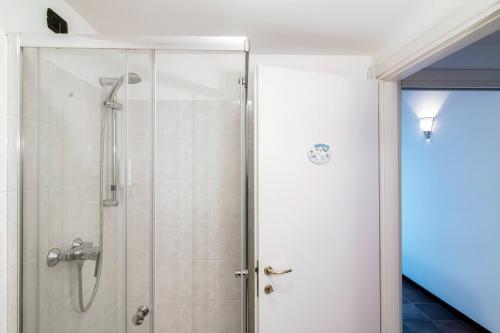 Ein Badezimmer in der Unterkunft Lake Nest - by MyHomeInComo