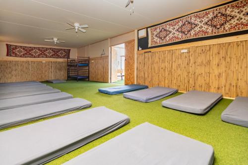 una habitación con una fila de camas en el suelo en Ras Hasita, en H̱aẕeva