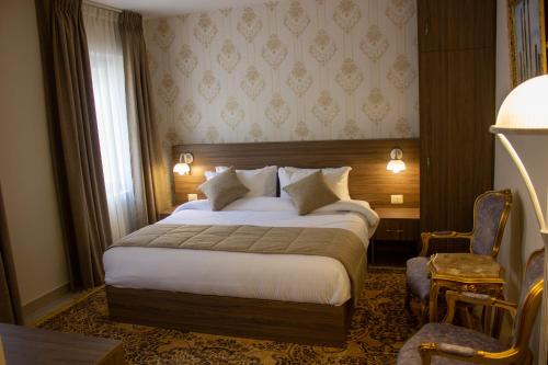 Cama o camas de una habitación en Khan Khediwe Hotel