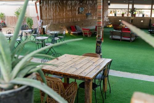 a table and chairs in a patio with green grass at Ras Hasita in H̱aẕeva