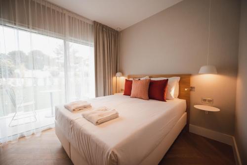 Кровать или кровати в номере Van der Valk Hotel Bloom Saint Aygulf