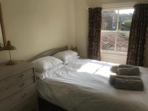 Ένα ή περισσότερα κρεβάτια σε δωμάτιο στο Lovely 3-Bed Cottage in Brancaster Staithe
