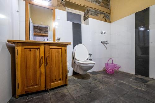 Vannituba majutusasutuses Himalayan Paradise, Boutique room w Binsar view by Roamhome