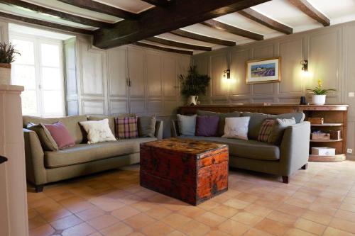 A seating area at Le Manoir du Mûrier