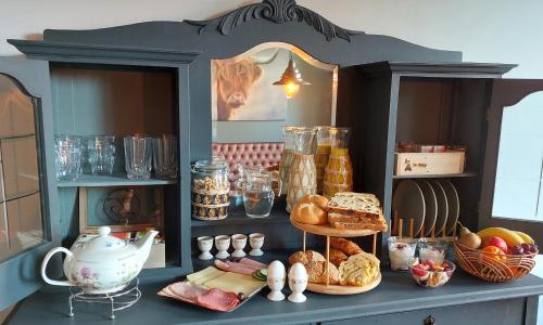 Een blauwe kast met veel eten erop. bij Tusken Wad en Wâld in Kollumerzwaag