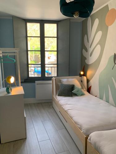 une petite chambre avec un lit et deux fenêtres dans l'établissement Dans ma Bulle - Les Balcons de la Cité, à Carcassonne