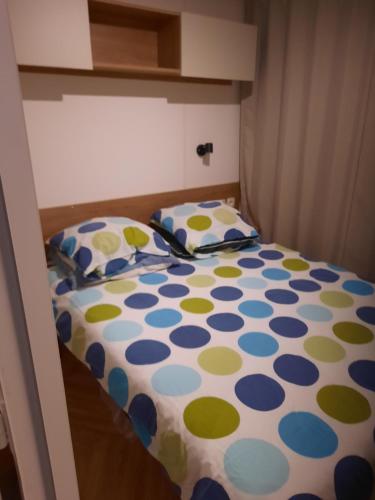 - un lit doté d'un drap Polka et de 2 oreillers dans l'établissement Aquapark -DESS, à Vias